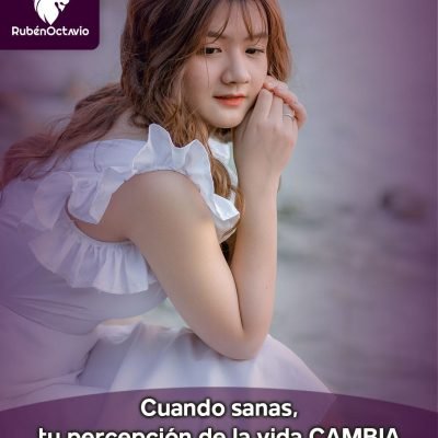 Mujer joven reflexionando al aire libre, simbolizando cómo la sanación interior transforma la percepción de la vida.