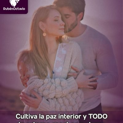 Pareja abrazándose en calma, simbolizando que la paz interior armoniza el mundo exterior.