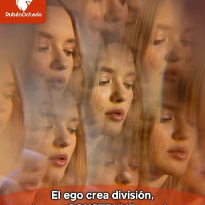 Rostros superpuestos simbolizando división interna creada por el ego.