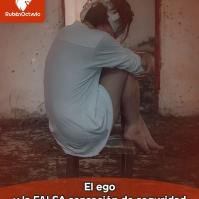 Persona sentada en una habitación oscura simbolizando la falsa sensación de seguridad creada por el ego.