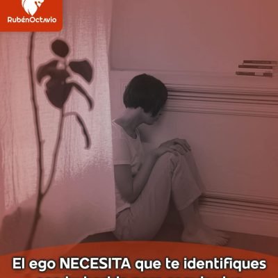Persona sentada en el suelo representando cómo el ego se aferra al dolor para sobrevivir.