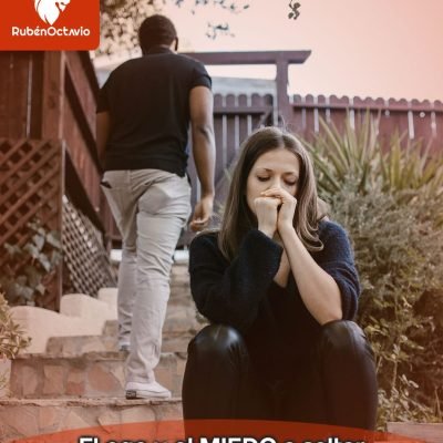 Mujer angustiada mientras alguien se aleja, simbolizando el miedo del ego a soltar.