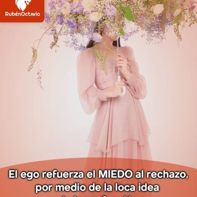 Mujer sosteniendo un paraguas cubierto de flores, simbolizando el miedo al rechazo y la presión de la perfección.