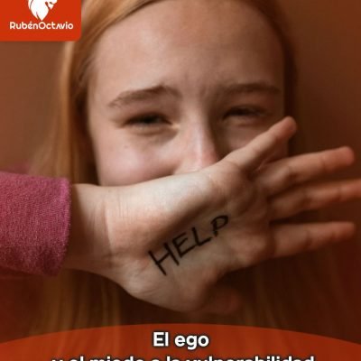 Joven cubriendo parcialmente su rostro con la palabra HELP escrita en la mano, simbolizando miedo a la vulnerabilidad.