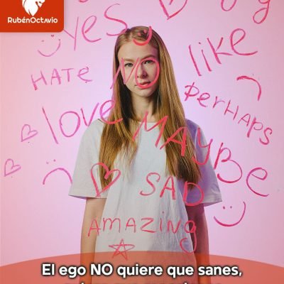 Mujer observando emociones escritas en vidrio, simbolizando la reactividad del ego.