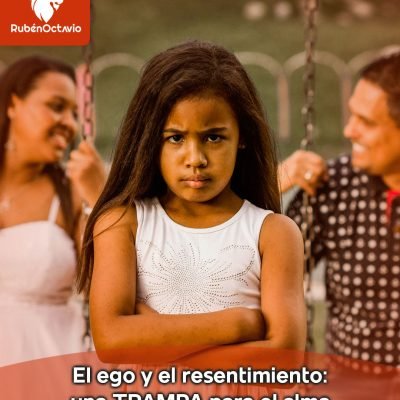 Niña con expresión seria y brazos cruzados, representando el resentimiento como una trampa del ego.