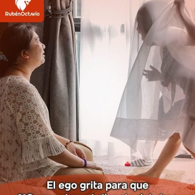 El ego grita para que no escuches el alma. Mujer sentada en calma mientras una figura detrás de una cortina simboliza el ruido del ego.