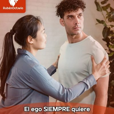 El ego quiere tener la última palabra. Pareja discutiendo mientras él se muestra distante y ella intenta dialogar.