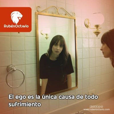 Mujer frente al espejo simbolizando el ego como causa del sufrimiento.