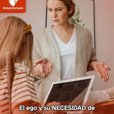 Madre mirando con frustración a su hija, representando el control del ego en las relaciones.