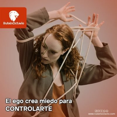 Mujer atrapada entre cuerdas, simbolizando cómo el ego usa el miedo para controlar.