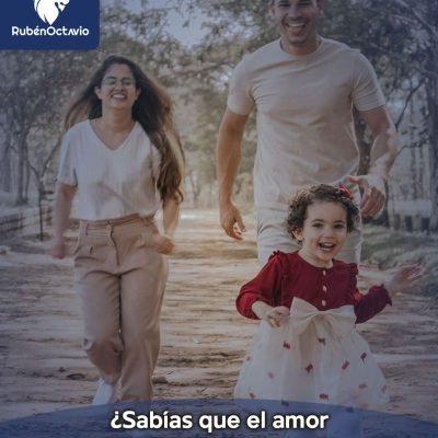 Familia sonriendo y corriendo junta, simbolizando la energía positiva y sanadora del amor.