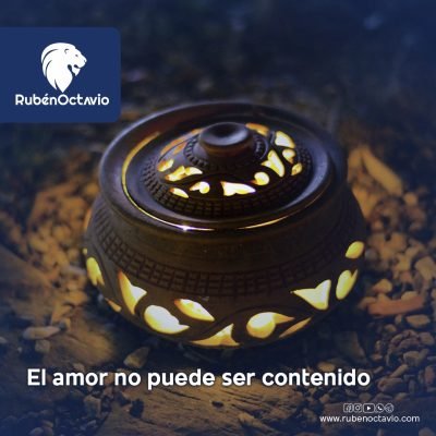Lámpara decorativa encendida simbolizando la expansión del amor y su naturaleza ilimitada.