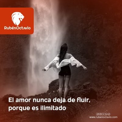 Mujer con los brazos abiertos frente a una cascada simbolizando el fluir ilimitado del amor.