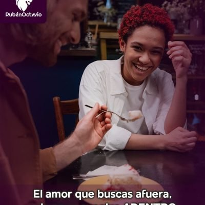 Dos personas conversando y sonriendo, simbolizando que el verdadero amor se encuentra primero en uno mismo.