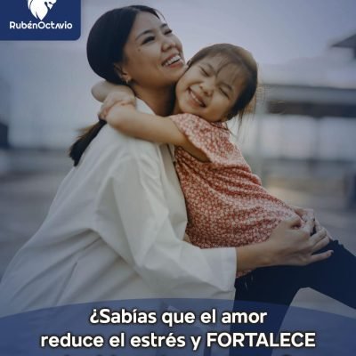 Madre abrazando con ternura a su hija, simbolizando cómo el amor reduce el estrés y fortalece la salud.