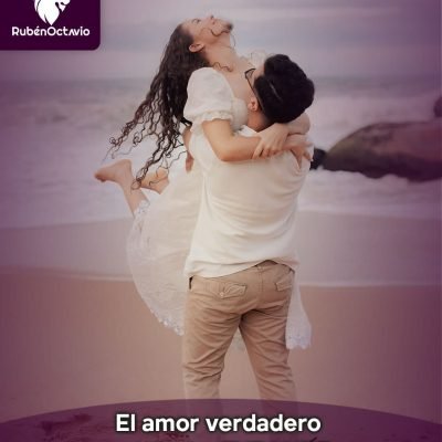 Pareja abrazándose con alegría en la playa, simbolizando el amor verdadero que libera y expande.