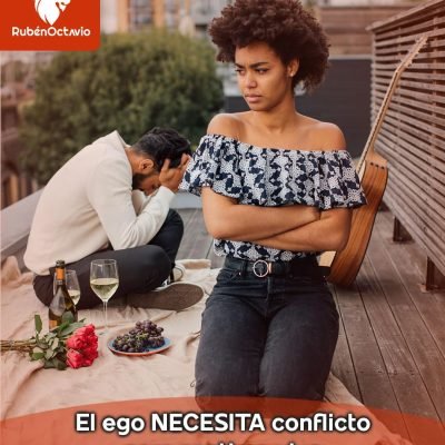 Pareja discutiendo mientras ella se muestra distante, simbolizando el conflicto interno del ego.