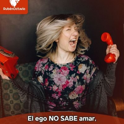 Mujer gritando mientras sostiene un teléfono rojo, simbolizando la frustración del ego en el amor.