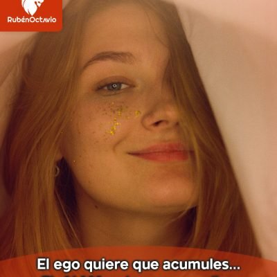 Mujer sonriendo con serenidad, representando la libertad interior al soltar el control y las cargas del ego.