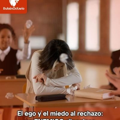 Persona con la cabeza baja en un salón de clases mientras otros la rechazan, simbolizando el impacto emocional del miedo al rechazo.