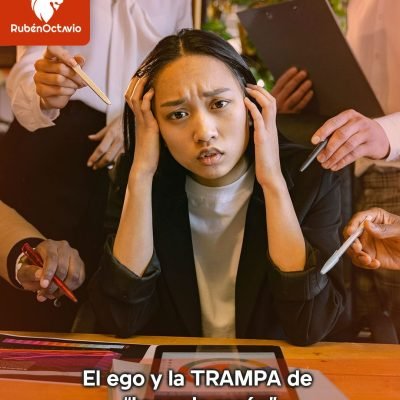 Persona estresada en medio de una discusión, simbolizando la trampa del ego de querer tener la razón.