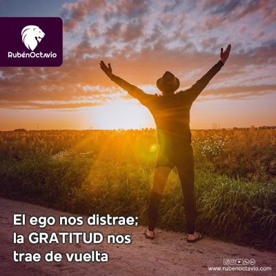 Mensaje sobre cómo la gratitud nos centra en el presente y neutraliza las distracciones del ego.