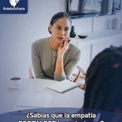 Mujer escuchando atentamente en una conversación, simbolizando la importancia de la empatía para fortalecer las relaciones.