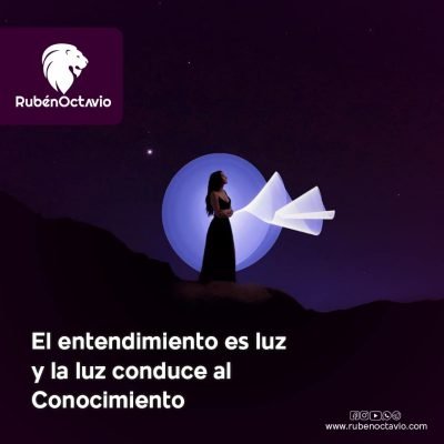 Mujer iluminando la oscuridad con un haz de luz simbólico, representando entendimiento y despertar.