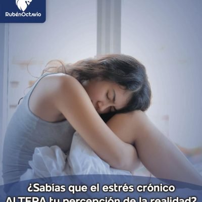 Mujer sentada abrazando sus piernas mientras enfrenta estrés crónico.