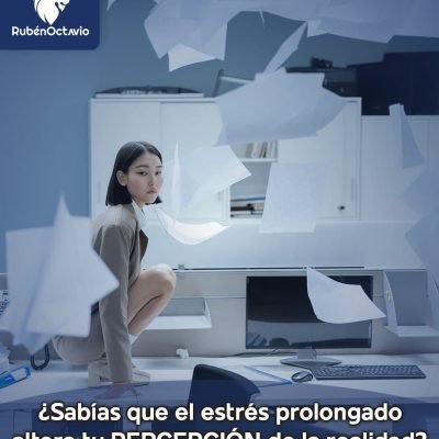 Mujer en oficina rodeada de papeles volando, simbolizando estrés prolongado.