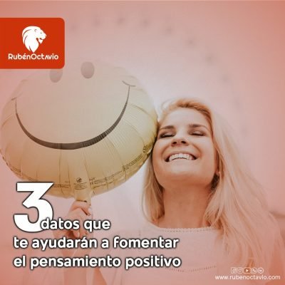 Mujer sonriendo junto a un globo con cara feliz, representando pensamiento positivo y bienestar.