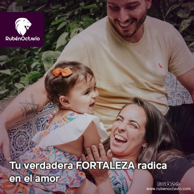 Familia sonriendo y abrazándose, simbolizando que la verdadera fortaleza proviene del amor.