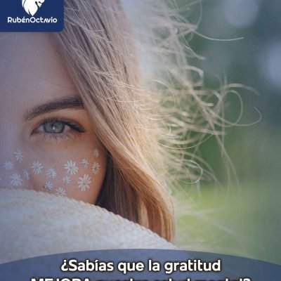 Primer plano de una mujer al aire libre mostrando serenidad, simbolizando los beneficios de la gratitud en la salud mental.
