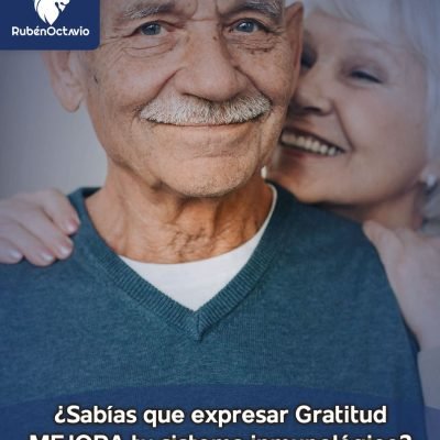 Pareja adulta mayor sonriendo y mostrando cercanía emocional, representando cómo la gratitud mejora el bienestar y fortalece la salud.