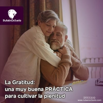 Pareja adulta abrazándose con serenidad, simbolizando el poder de la gratitud para cultivar plenitud interior.