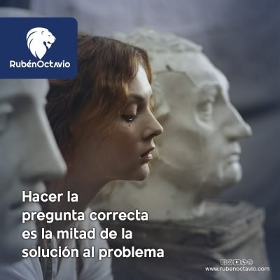 Mujer reflexionando frente a esculturas, simbolizando la importancia de hacerse la pregunta correcta para encontrar soluciones.
