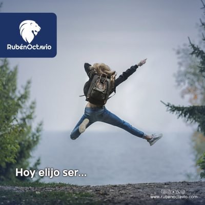 Persona saltando con libertad simbolizando elección, alegría y empoderamiento personal.