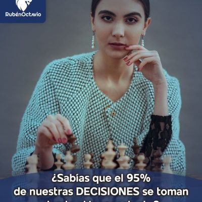 Mujer reflexionando frente a un tablero de ajedrez, simbolizando decisiones inconscientes.