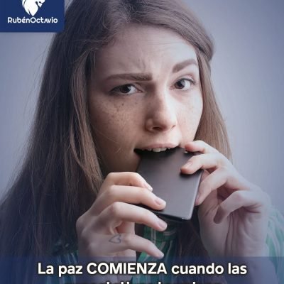 Mujer ansiosa mordiendo su teléfono, simbolizando cómo las expectativas generan tensión emocional.