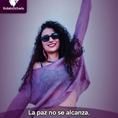 Mujer sonriendo y levantando el brazo con expresión de libertad y bienestar.