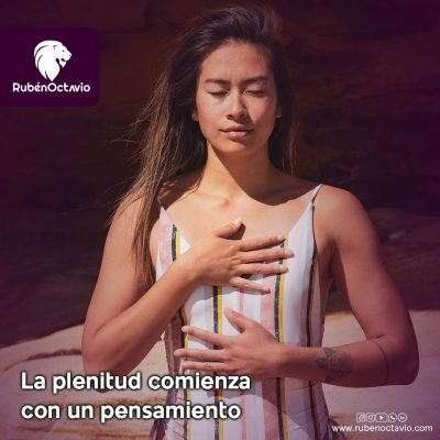 Mujer con los ojos cerrados y las manos en el pecho, simbolizando la importancia de los pensamientos conscientes para construir paz interior.