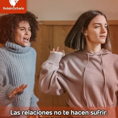 Dos personas discutiendo mientras una se aleja, simbolizando el sufrimiento causado por las expectativas del ego.