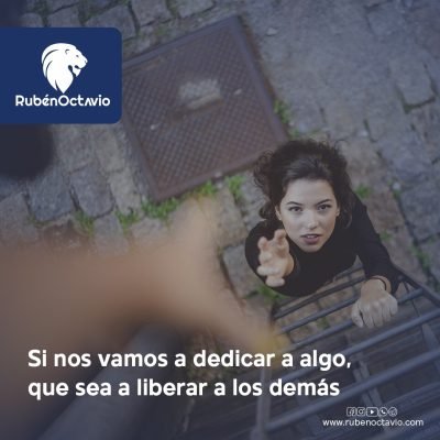 Persona ofreciendo ayuda desde una escalera, simbolizando la liberación emocional y el perdón