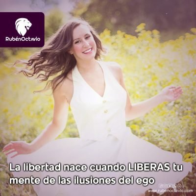 Mujer sonriendo en un campo simbolizando libertad interior y claridad mental