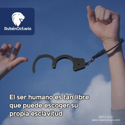 Manos rompiendo unas esposas simbolizando libertad interior