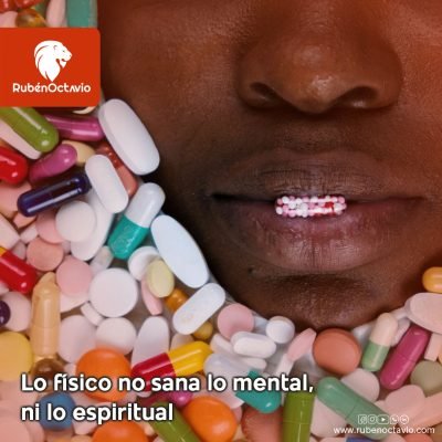 Rostro rodeado de pastillas que simboliza que los medicamentos no sanan las causas mentales o espirituales.