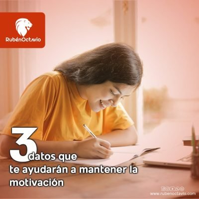 Joven escribiendo motivada mientras trabaja en sus metas personales