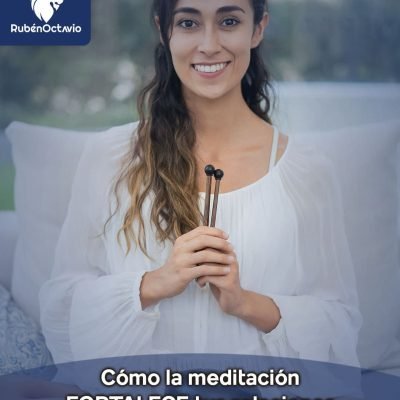 Mujer meditando con serenidad, representando cómo la meditación fortalece las relaciones personales.