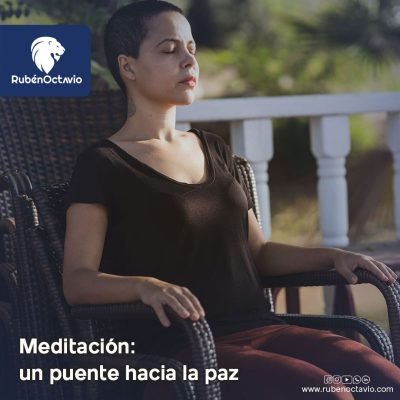 Mujer meditando en silencio, simbolizando la meditación como un puente hacia la paz interior.